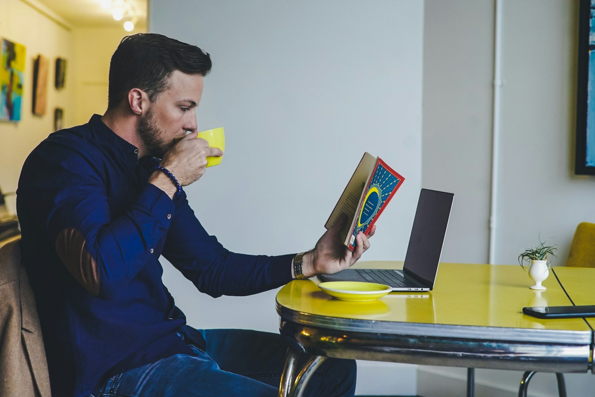 Hombre leyendo un libro de autoayuda en Inglés