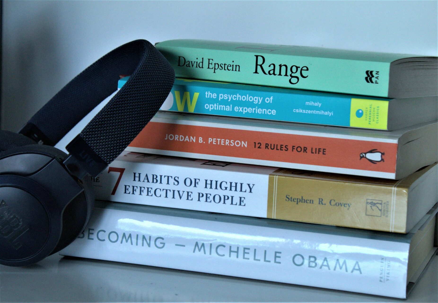 libros de autoayuda en inglés sobre una mesa