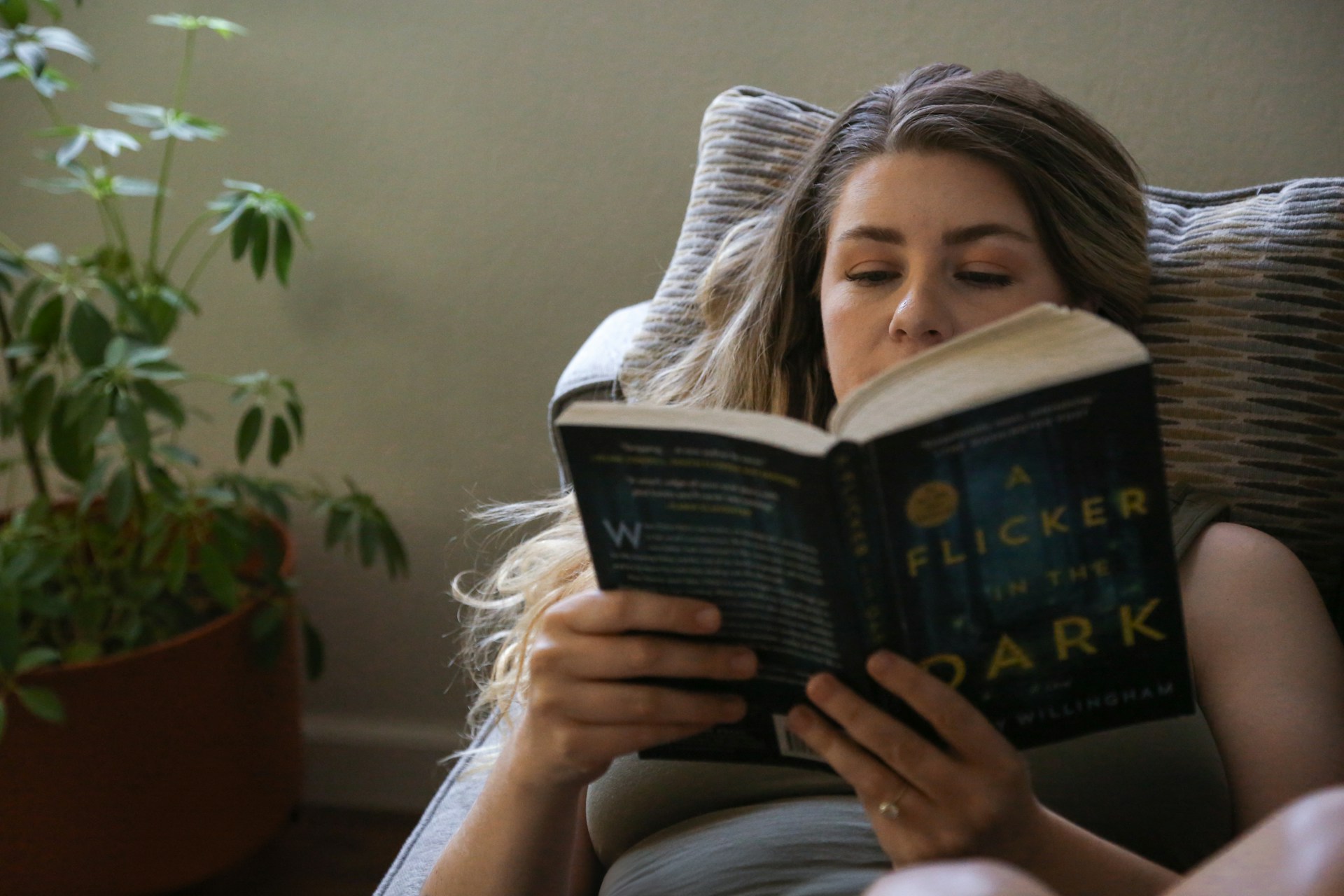 mujer leyendo un libro de misterio en inglés