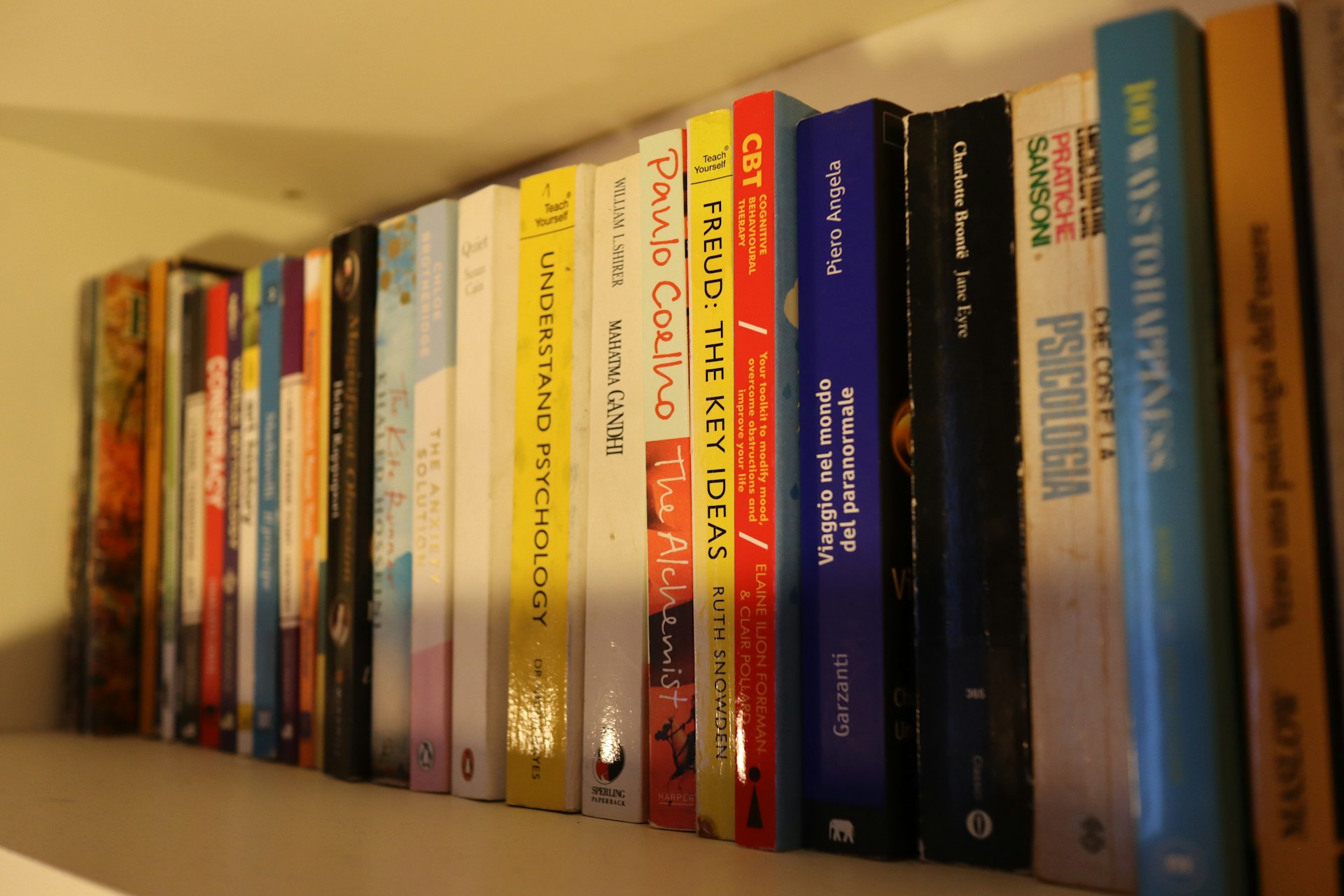 Estante con libros de psicología en inglés de segunda mano