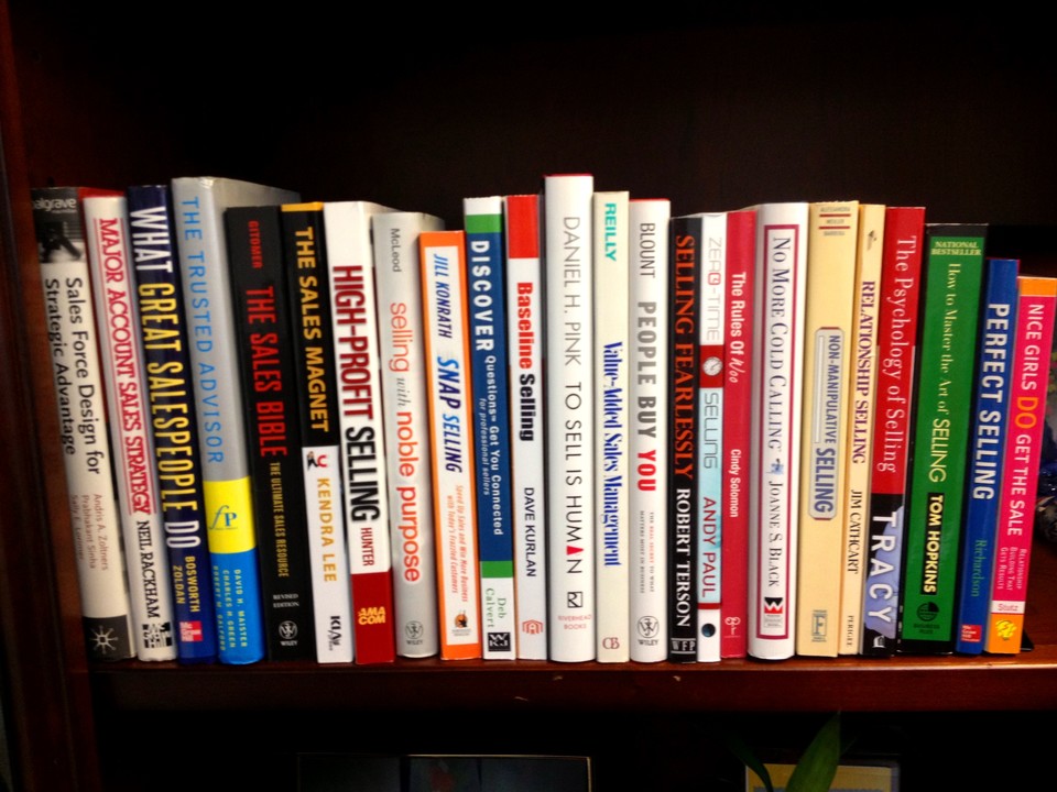 Estante con libros de ventas en inglés de segunda mano